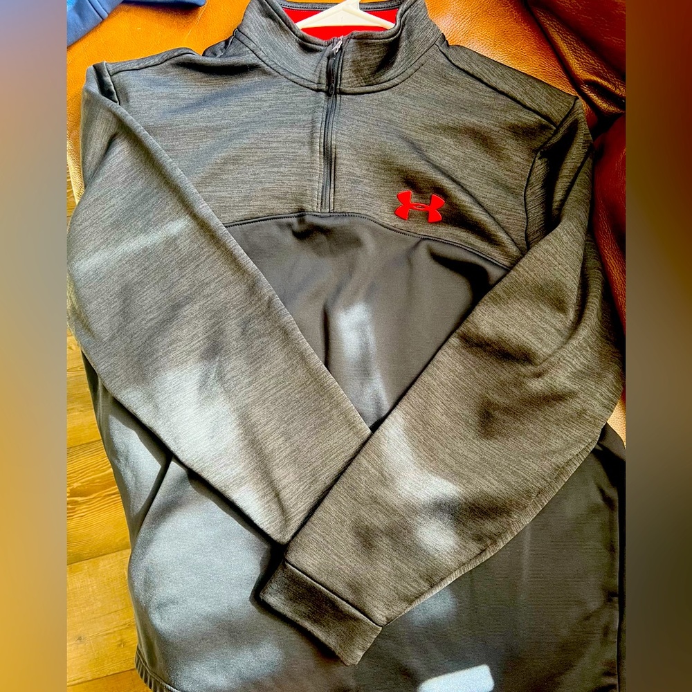 Mens half zip, under armour pullover. Size xl